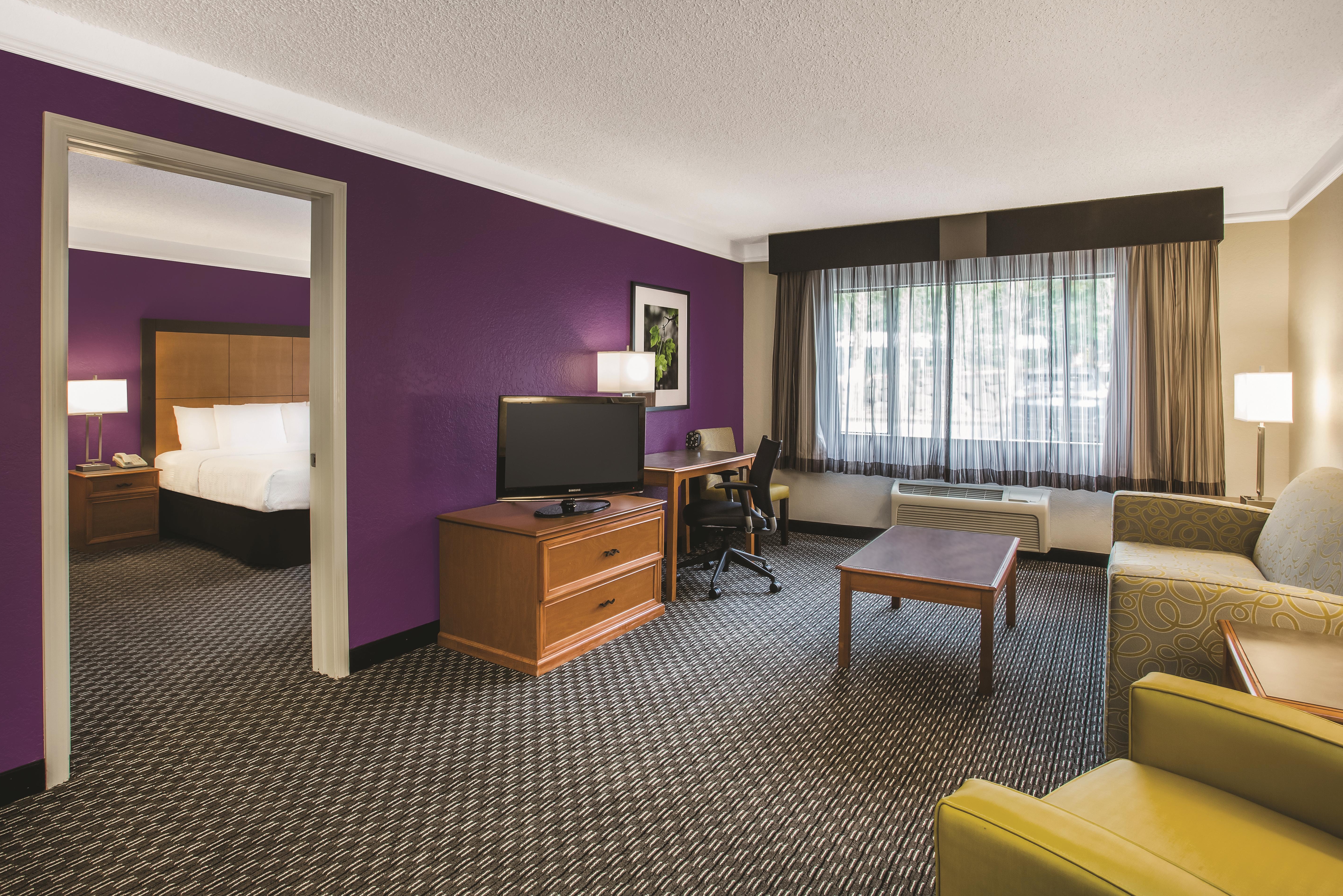 Howard Johnson by Wyndham Sacramento Downtown suite in Sacramento, California